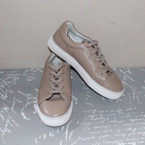 EC LADIES JOHNSTON & MURPHY SOFT LEATHER SNEAKERS    6 1/2